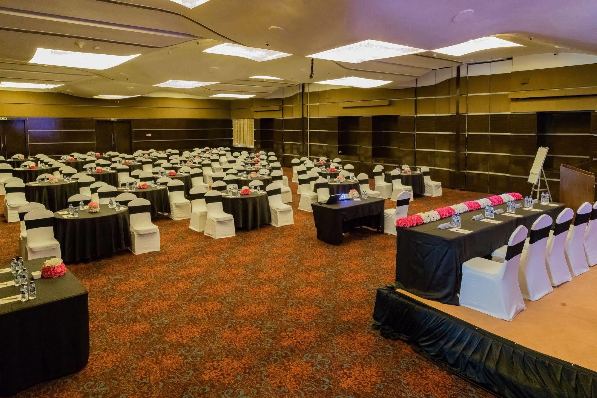 The Residence Hotel & Apartments Powai Mumbai Bagian luar foto